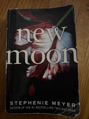 new moon
STEPHENIE MEYER